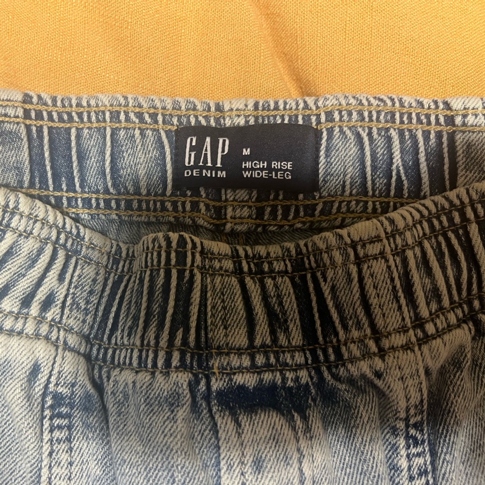 GAP women's Light Blue Relaxed Jeans